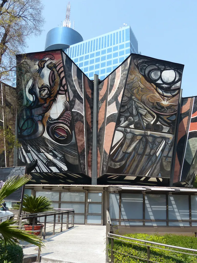 El Polyforum Cultural Siqueiros es una instalación cultural, política y social que  Se encuentra como parte del World Trade Center Ciudad de México