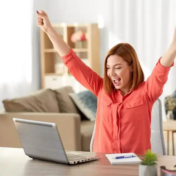Freelancer feliz con la decisión de contratar su oficina virtual